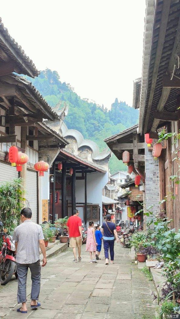 “搭建运营黎锦设计师及设计服务平台”项目向企业授权生产签约仪式在海口举行